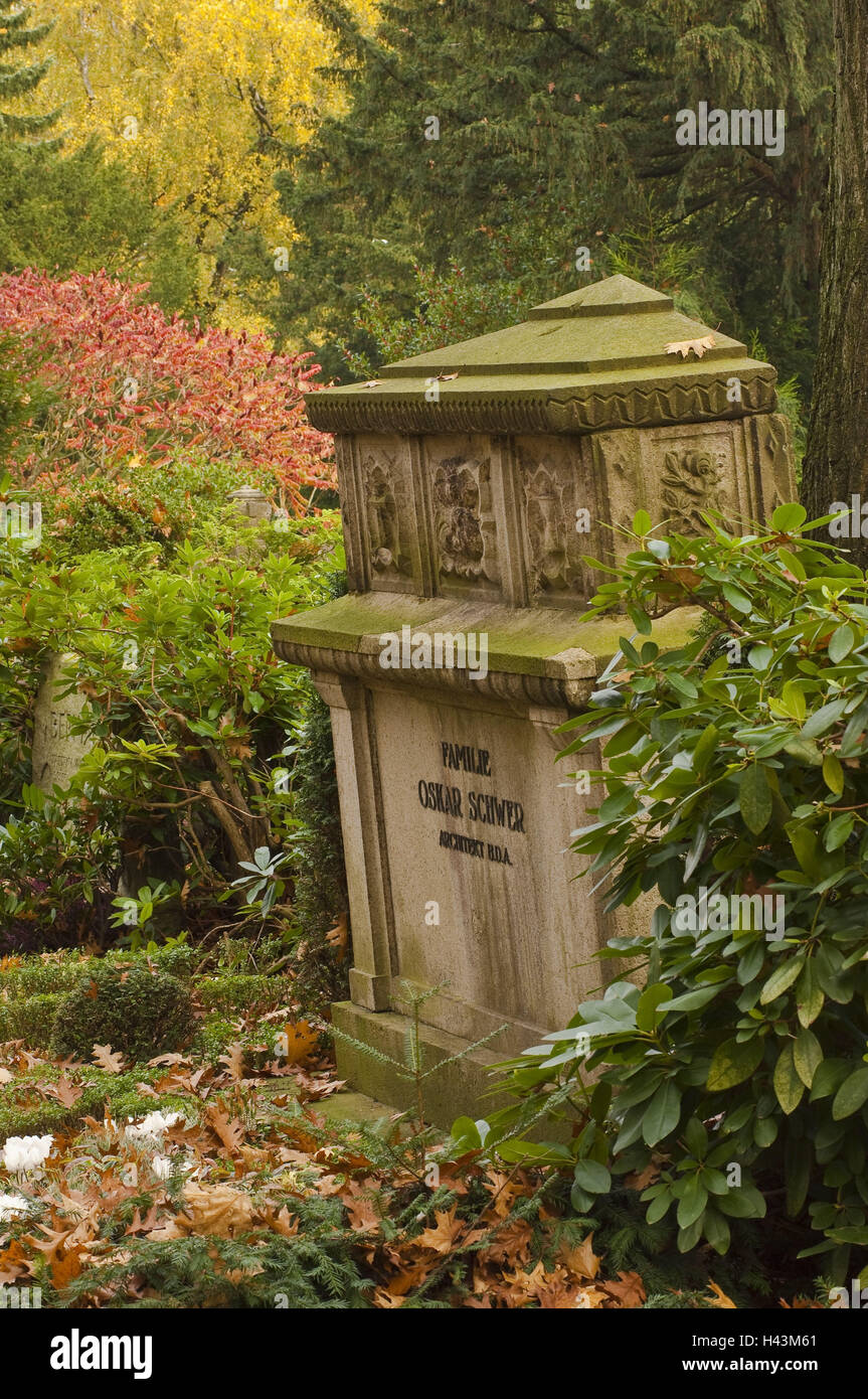 Alten Person schrägen Grabstein im grünen, Friedhof Bredeney, Essen, North Rhine-Westphalia, Germany, Stockfoto