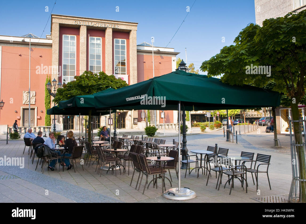 Straßencafé vor dem Grillo-Theater, Essen, North Rhine-Westphalia, Germany, Stockfoto