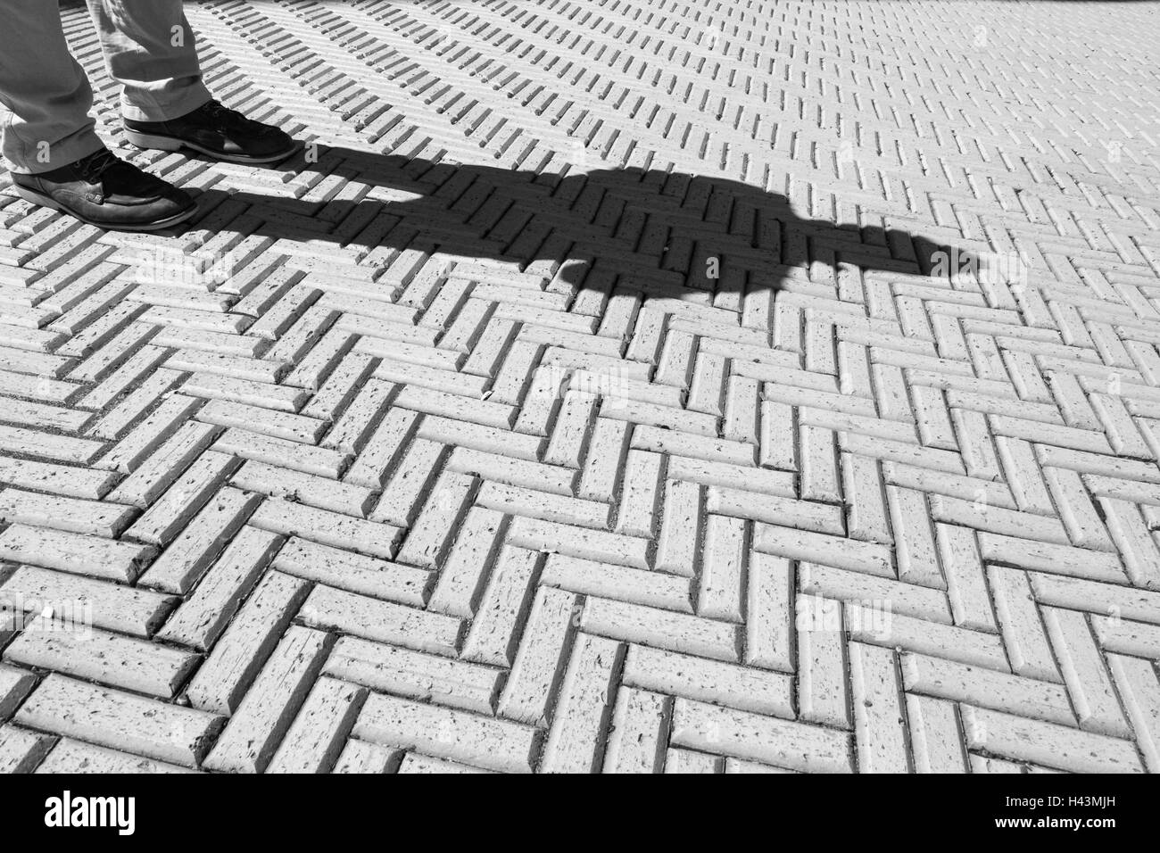 Schwarz / weiß Bild des Motivs Ziegel Bürgersteig mit Mann draußen, das Cooper-Hewitt, Smithsonian Museum für Gestaltung Stockfoto