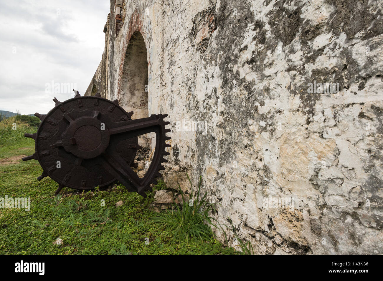 Alte Eisen-Rad-Tool liegen neben einer alten Wasserleitung in Montego Bay, Jamaika Stockfoto