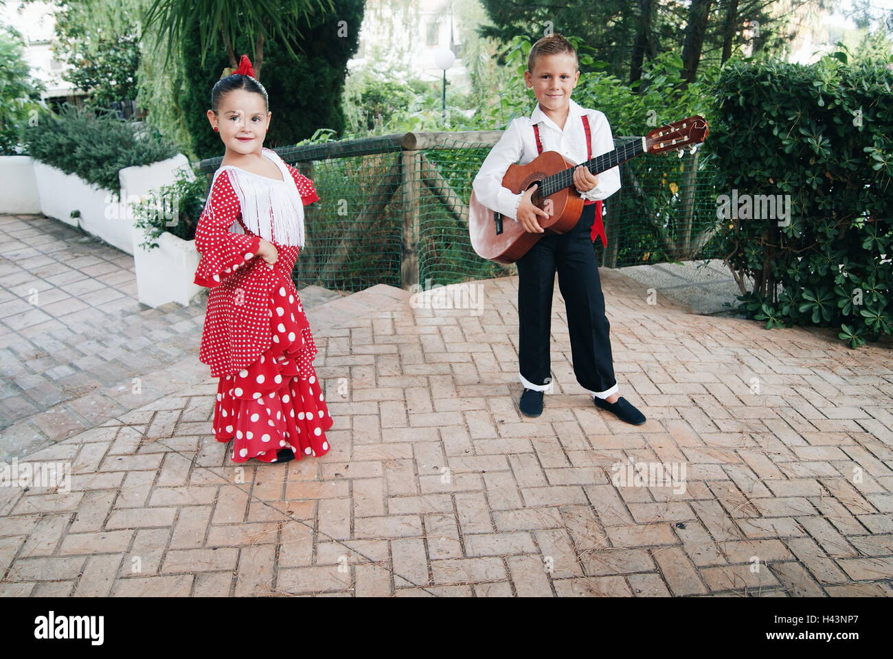 Mädchen und jungen im traditionellen Flamenco Kostüme, Malaga, Andalusien, Spanien Stockfoto