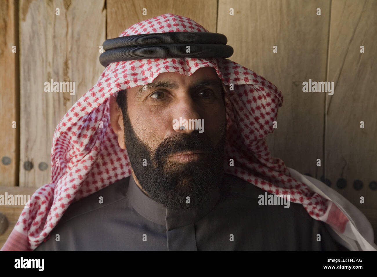 Saudi Arabien, El Naif, Mann, Kopfbedeckungen, Porträt, Person, lokalen,  arabischen, voller Bart ernst, Kopftuch Stockfotografie - Alamy
