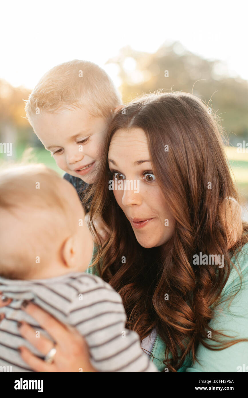 Mutter mit ihren beiden Söhnen Stockfoto
