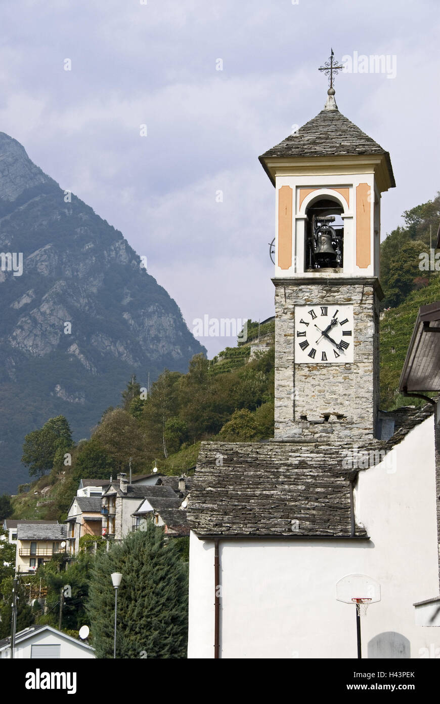 Schweiz, Tessin, Verzasca-Tal, Vogorno, Feriendorf, Kirche "San Bartolomeo", Stockfoto