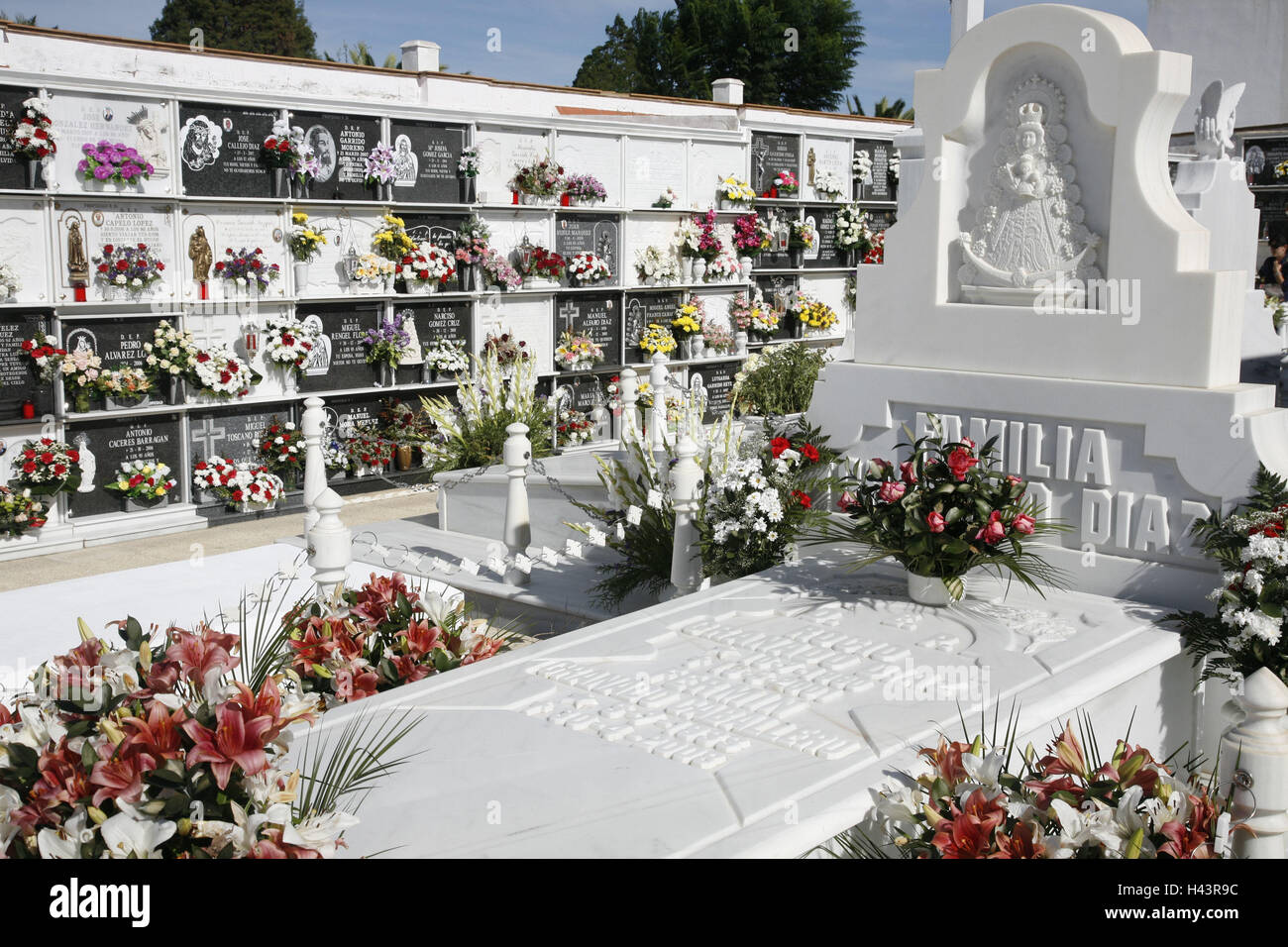 Spanien, Andalusien, Moguer, Wallfahrt Band, Friedhof, Grab, Blumenschmuck, Gräber, Grabsteine, Urnengräber, Blumen, Blumensträuße, Blumenarrangements, Gedächtnis, Erinnerung, Sehenswürdigkeit, Tourismus, Stockfoto