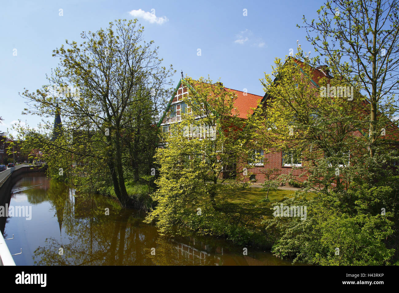 Altes Land, Fachwerkhaus im Kanal in Jork-Borstel, Stockfoto Altes Land, Fachwerkhaus im Kanal in Jork-Borstel, Stockfoto