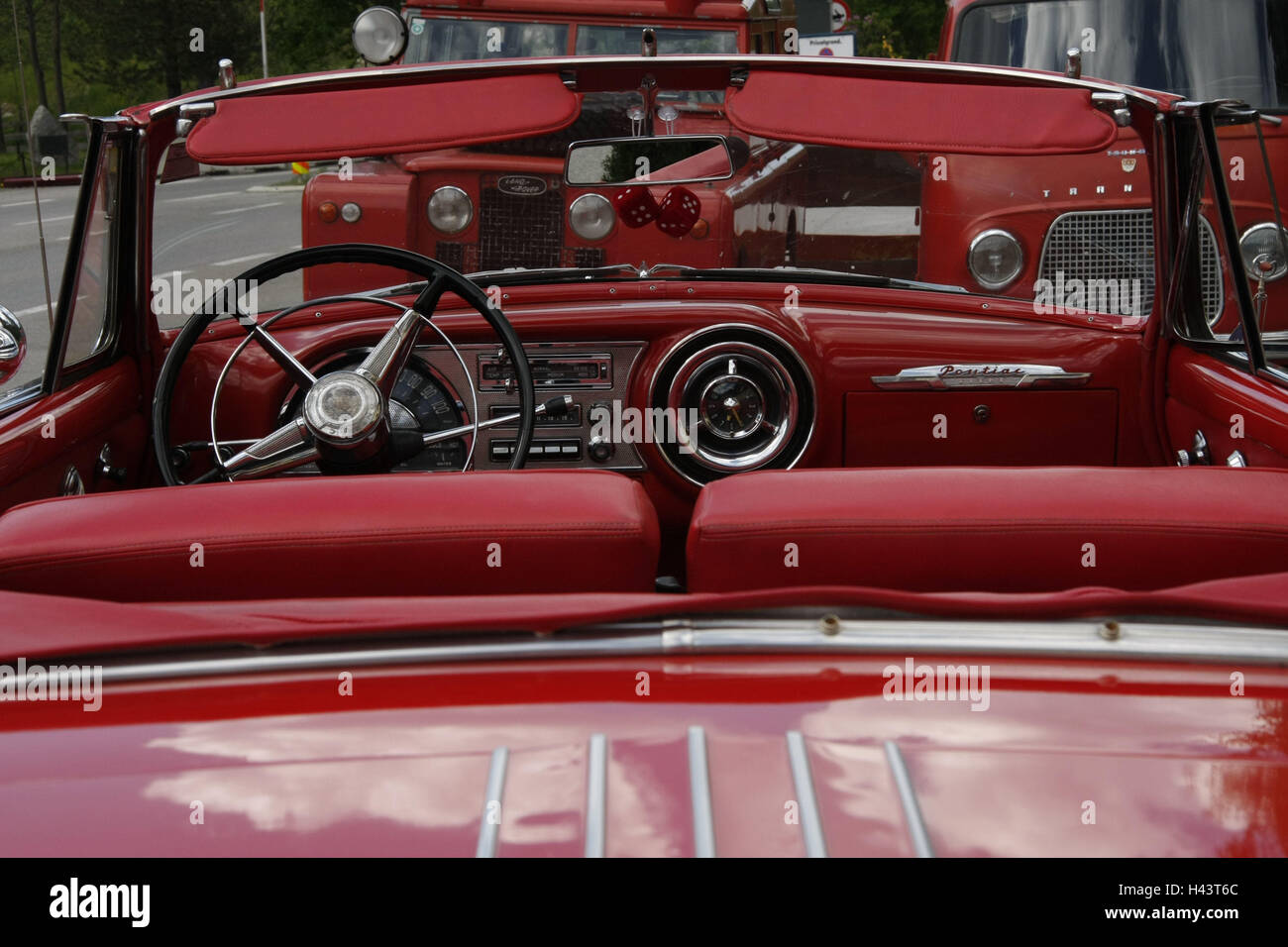 Oldtimer, Pontiac, Cabrio, rot, Dach, offen, detail, Fahrzeug, Auto, Armaturen, Steuer, Kugel Ledersitze, nostalgisch, alte, street Cruiser, kultiviert, Sammlerstück, Sammler Objekt, Sammlerstück, Luxus, Münster-, Statussymbol, Reichtum, Lebenseinstellung, Lebensweise, Stockfoto