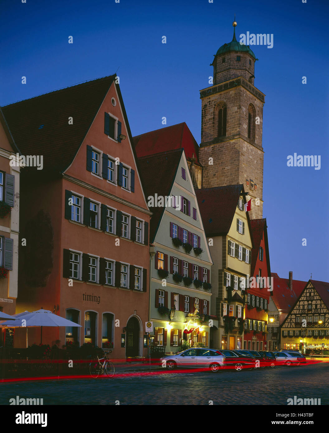 Deutschland, Bayern, Dinkelsbühl, Weinmarkt, Stadthäuser, Kathedralen, St.Georg, Detail, Kirchturm, Dämmerung, romantische Straße, Franken, Häuser, Wohn Häuser, Kirche, Kirche, Pfarrkirche Hall, Baustil, spätgotisch, 1448-1499, Architekt Nicholas Eselers, Ort von Interesse, Icon, Städtereisen, Tourismus, Abend, Stockfoto