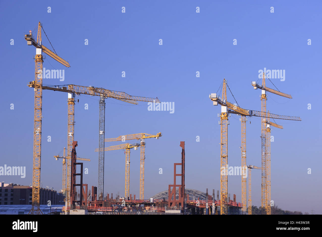 Deutschland, Hessen, Frankfurt am Main, Airrail Center Frankfurt, Baukräne, Männer bei der Arbeit, Stockfoto