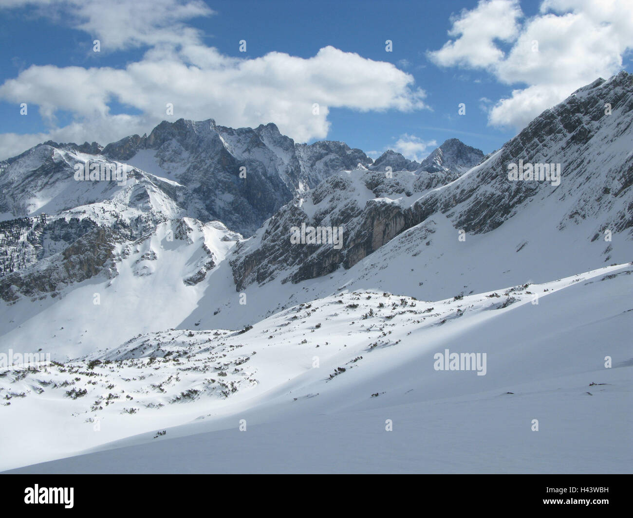 Deutschland, Bayern, Garmisch-Partenkirchen, Wettersteingebirge, Berglandschaft, Schnee, Süddeutschland, Oberbayern, Alpen, Wetter Stein Bereich, Berge, Berge, Gipfel, Aussicht, Landschaft, Winter, Schnee bedeckt, sonnig, Himmel, Wolken, Stockfoto