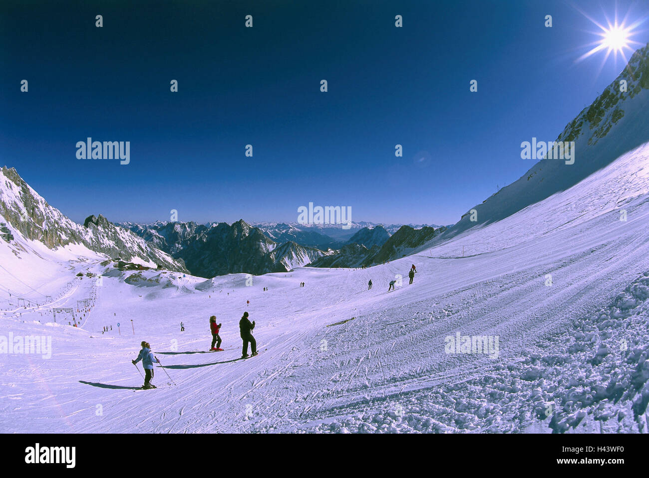 Deutschland, Bayern, Garmisch-Partenkirchen, Wettersteingebirge, Zugspitze, Skifahrer, Süddeutschland, Oberbayern, Zuspitzplatt, Niederdeutsch, Ski Gebiet, Wintersportgebiet, Start-und Landebahn, Ski Piste, Schnee, Winter, sonnig, die Sonne, Gegenlicht, Person, Skifahren, Sport, Wintersport, Aufzug, Aussicht, Berge, Stockfoto