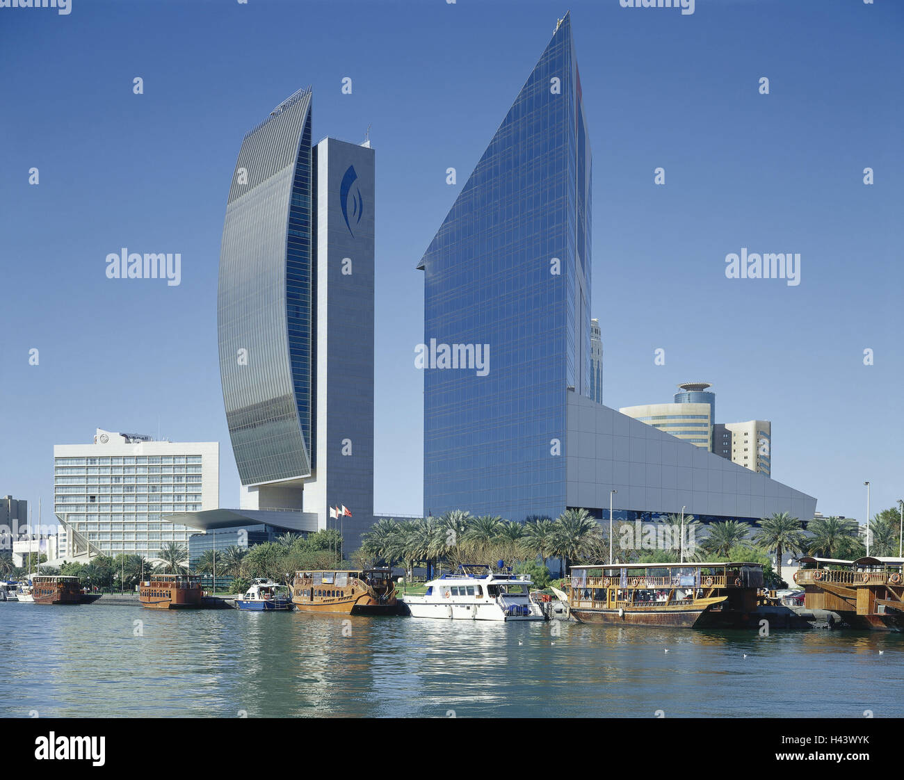 Vereinigte Arabische Emirate, Dubai, Nationalbank, Handelskammer, Dubai Creek, VAE, Stadt, Strukturen, Hochhäuser, Gebäuden, Bürogebäuden, Banken, Front, Verspiegelt, Architektur, Modern, Ort von Interesse, Tourismus, Wasser, Kanal, Stiefel, Sonne, Palmen, menschenleer, Stockfoto