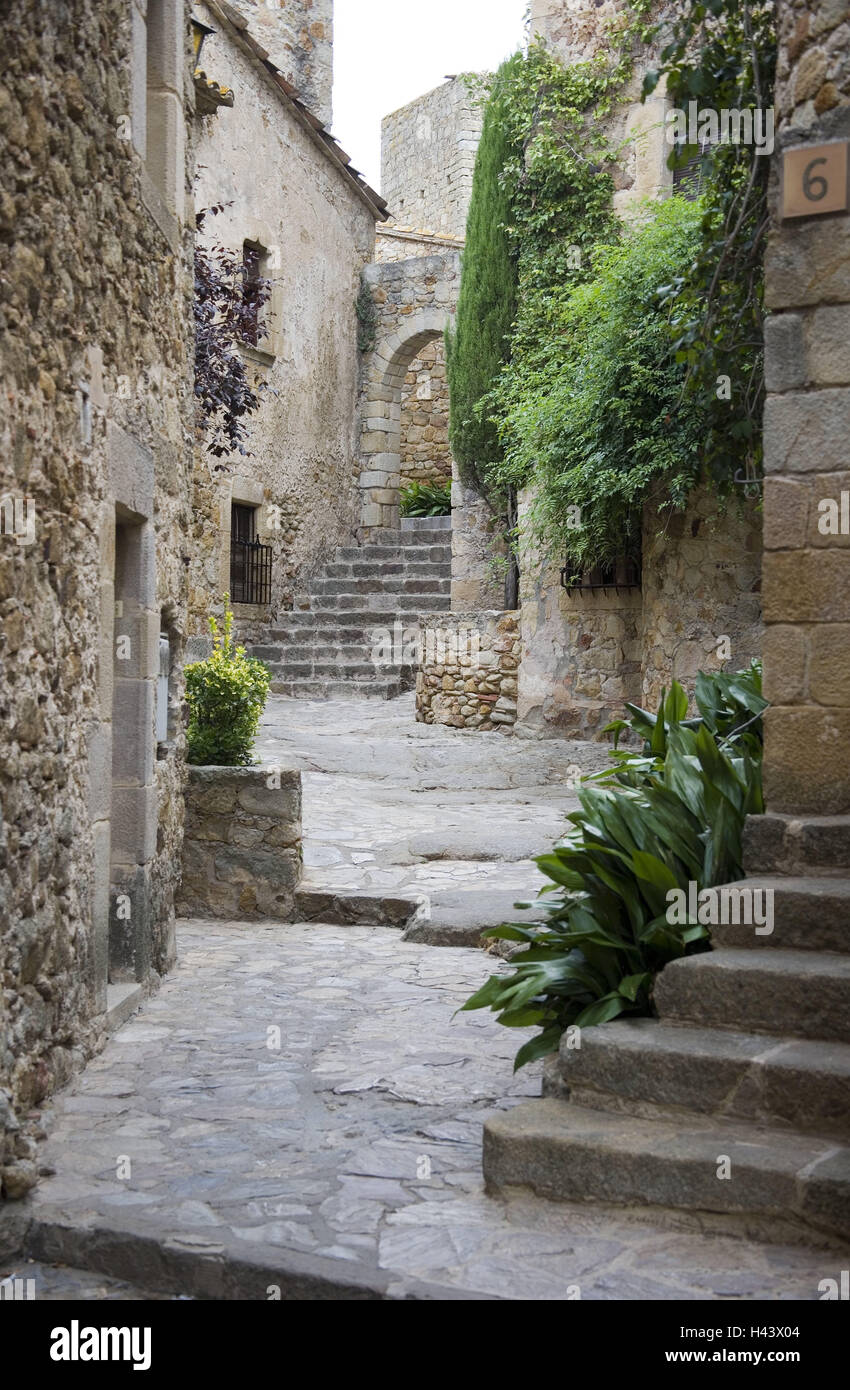 Pals, Costa Brava, Katalonien, Spanien, Stadt anzeigen, Old Town, Torbogen, Tor, Durchgang, Lane, Altstadt Lane, Wanderweg, voller Ecken, Treppen, Kopfsteinpflaster, Gebäude, Häuser, historisch, Architektur, Pflanzen, Pflanzen, Schmuck, Zierpflanzen, Treppen, Sehenswürdigkeit, niemand, idyllisch, malerisch, Stockfoto