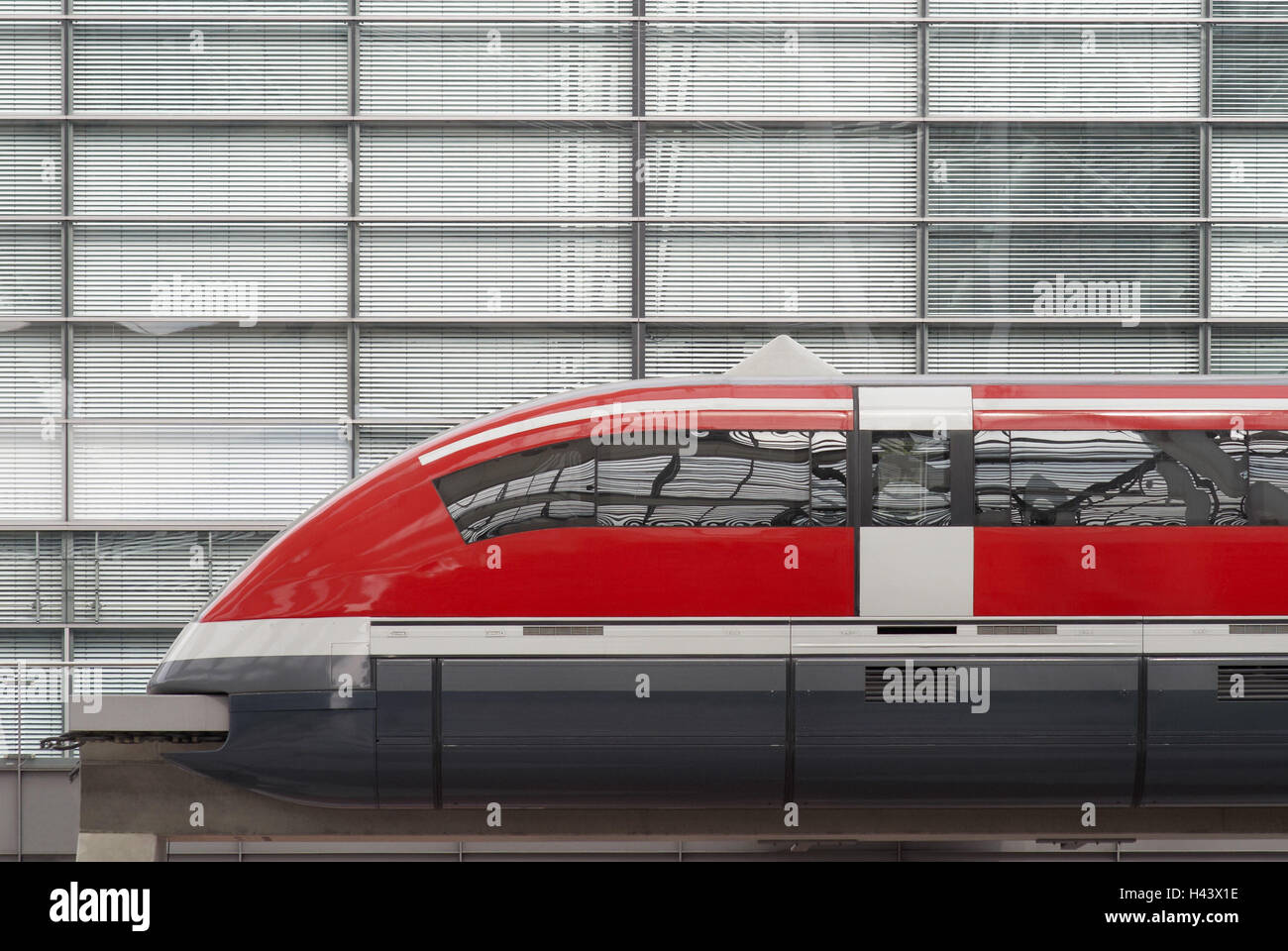Transrapid Zug, Reisebus, Spiegelung, Betonsockel, Architektur, Flughafen, München, Stockfoto