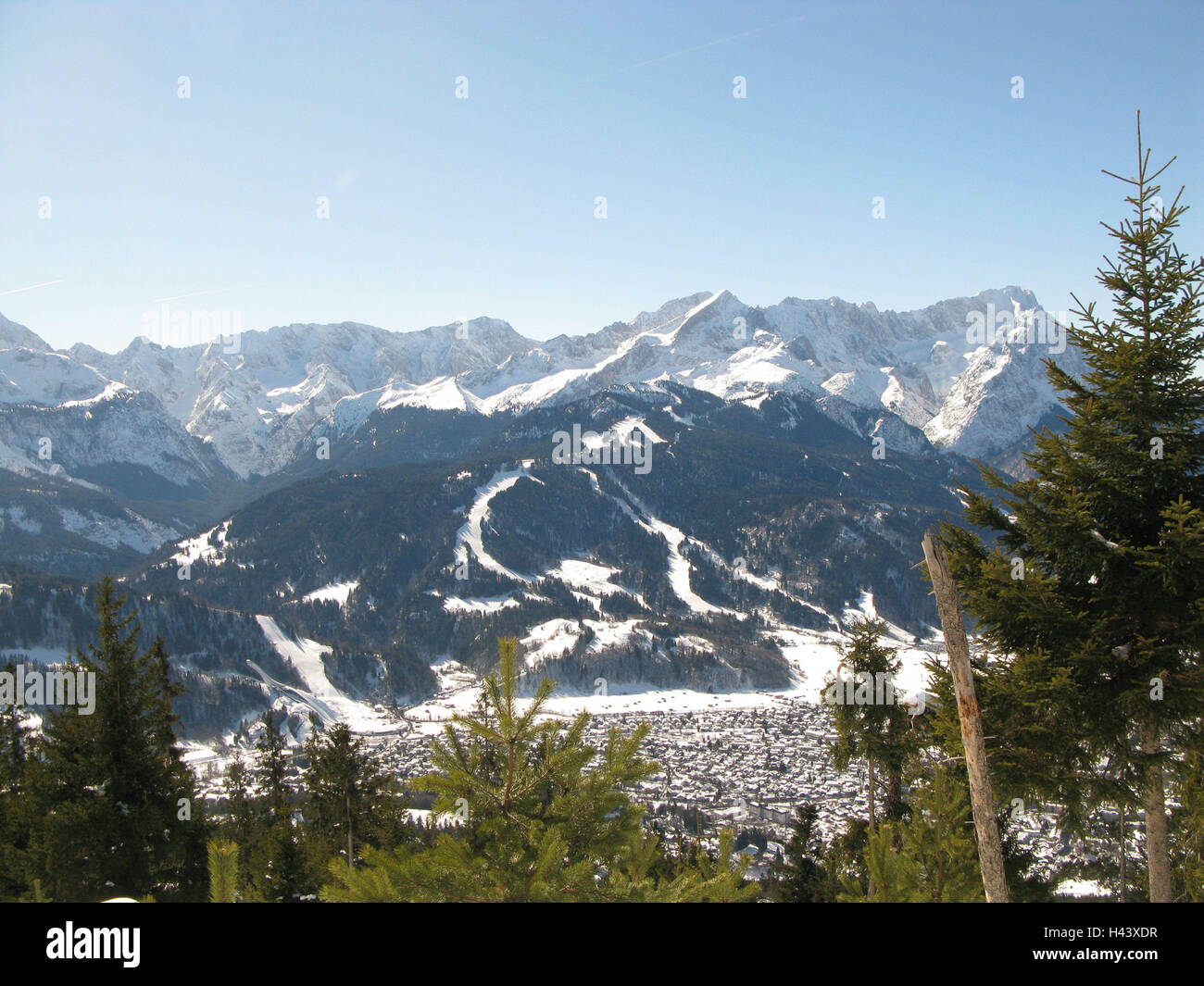 Deutschland, Oberbayern, Garmisch-Partenkirchen, Wettersteingebirge, Alpspitze, Zugspitze, Bayern, Berge, Gebirge, Berggruppe, Wetter Stein, Berge, Berglandschaft, lokale Übersicht, Ansicht, Bäume, Schnee, Winter, Sonne, Himmel, blau, Stockfoto