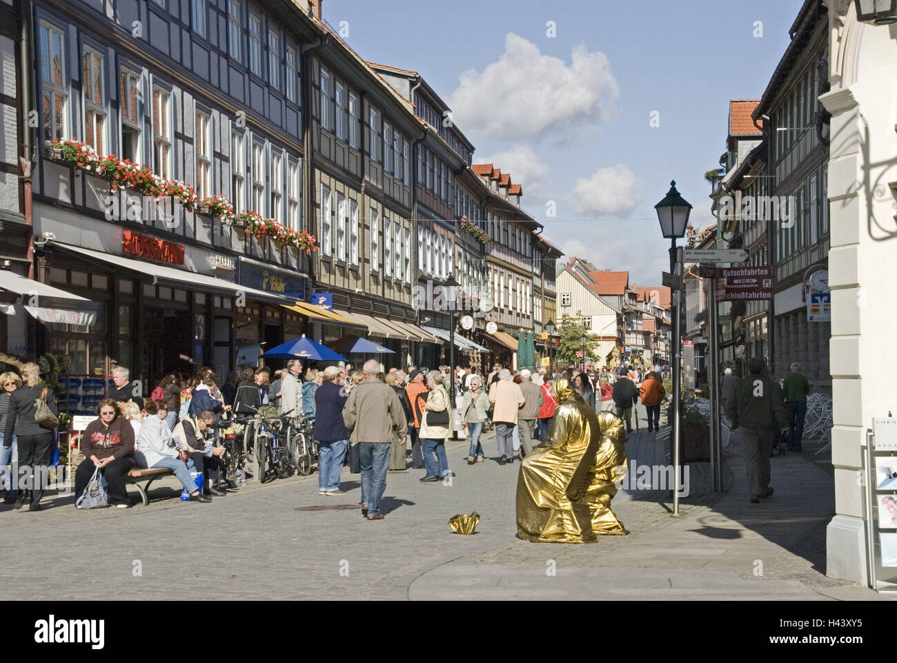 Deutschland, Sachsen-Anhalt, Wernigerode, Fußgängerzone, Person, Harz, Fachwerk-Stadt, Fachwerkhäuser, Terrasse, Fachwerk, Architektur, shopping Street, Tourismus, Stadt bummeln, shopping-Tour, Ort von Interesse, Reiseziel, Tourismus, Sommer, Stockfoto