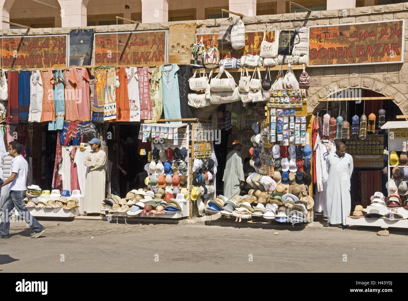 Ägypten, Aswan, Souvenir Shops, Oberägypten, Stadt, Gebäude, Geschäfte, Vertrieb, Souvenirs, Leute, Händler, Verkäufer, Passanten, Reiseziel, Tourismus, Einzelhandel, Stockfoto