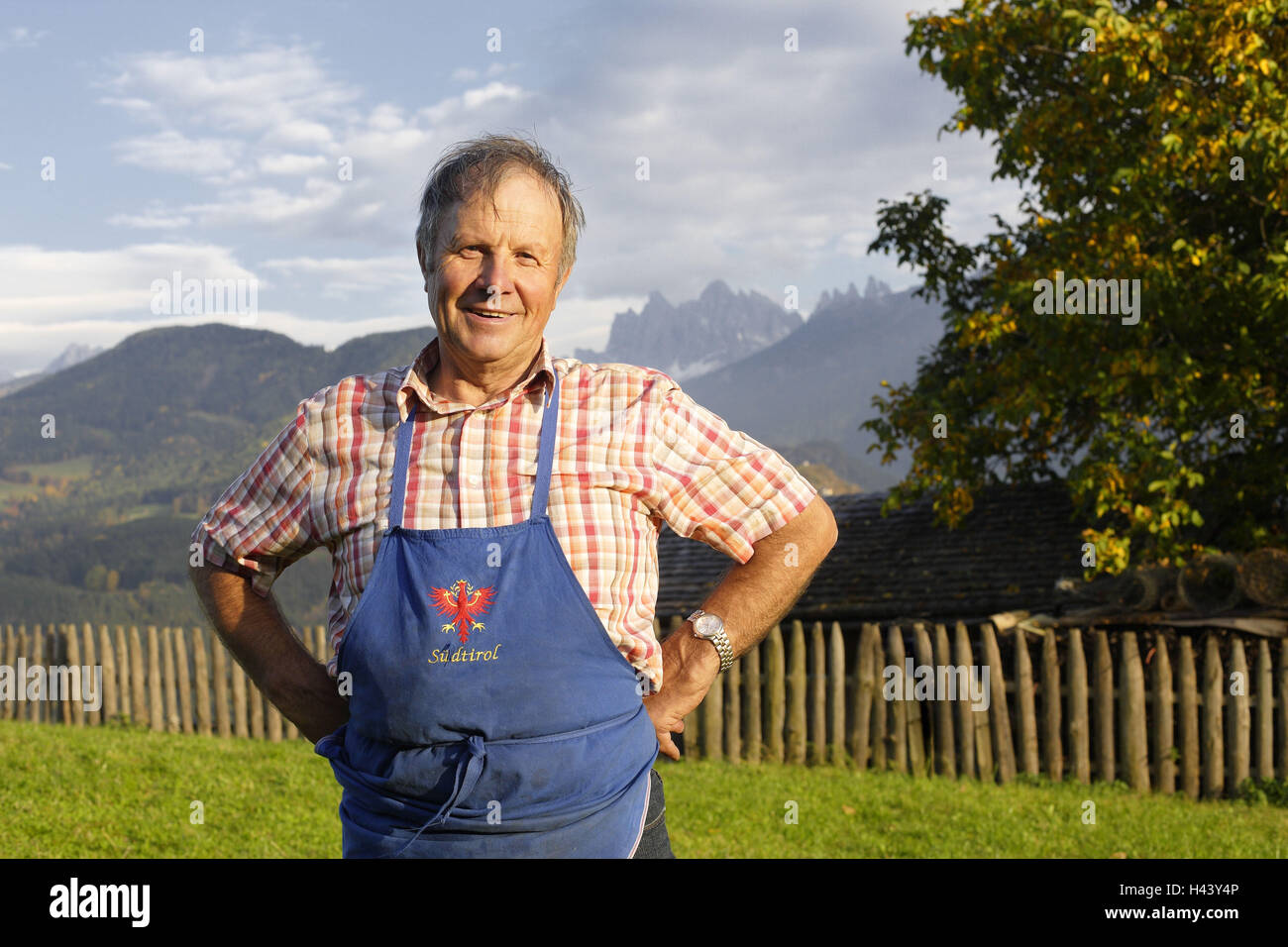 Italien, Südtirol, Mann, lokale, Schürze, Lächeln, Kamera anzeigen, Stockfoto