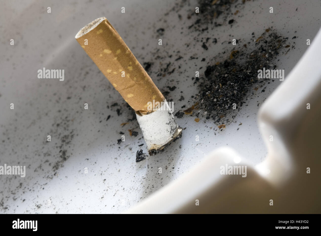 Aschenbecher, Filtertip Zigarette ausgedrückt, Detail, Stockfoto