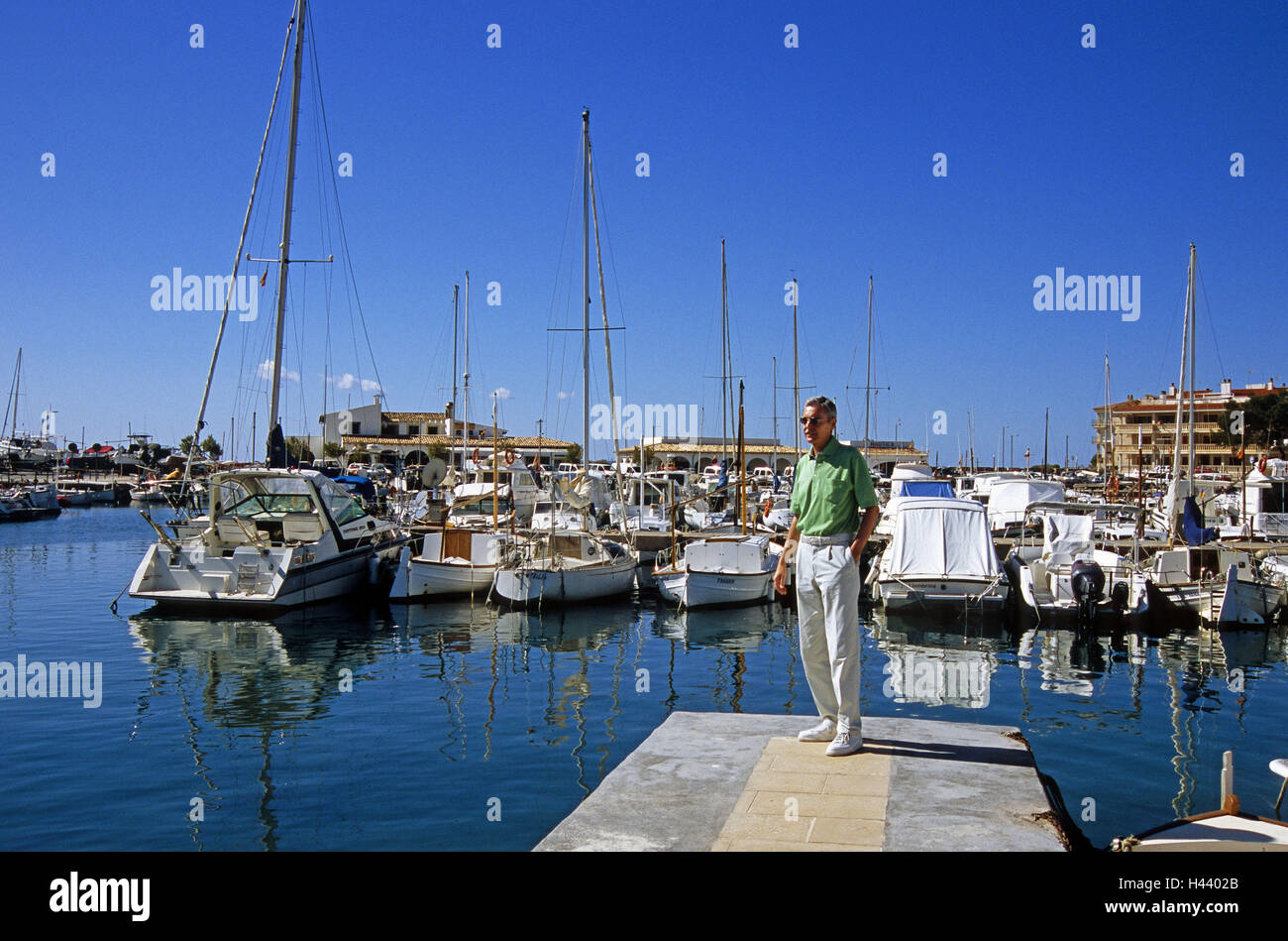 Mallorca, Colonia de Sant Jordi, Tourist, Hafen Maulwurf, Spanien, Balearen, Insel, Urlaub Insel, Urlaub Insel, Mann, Urlauber, Segler, Hafen, Mole, Stiefel, Yachthafen, Urlaub, Wassersport, Frühling, Sonne, Mediteran, Mittelmeer, Stockfoto