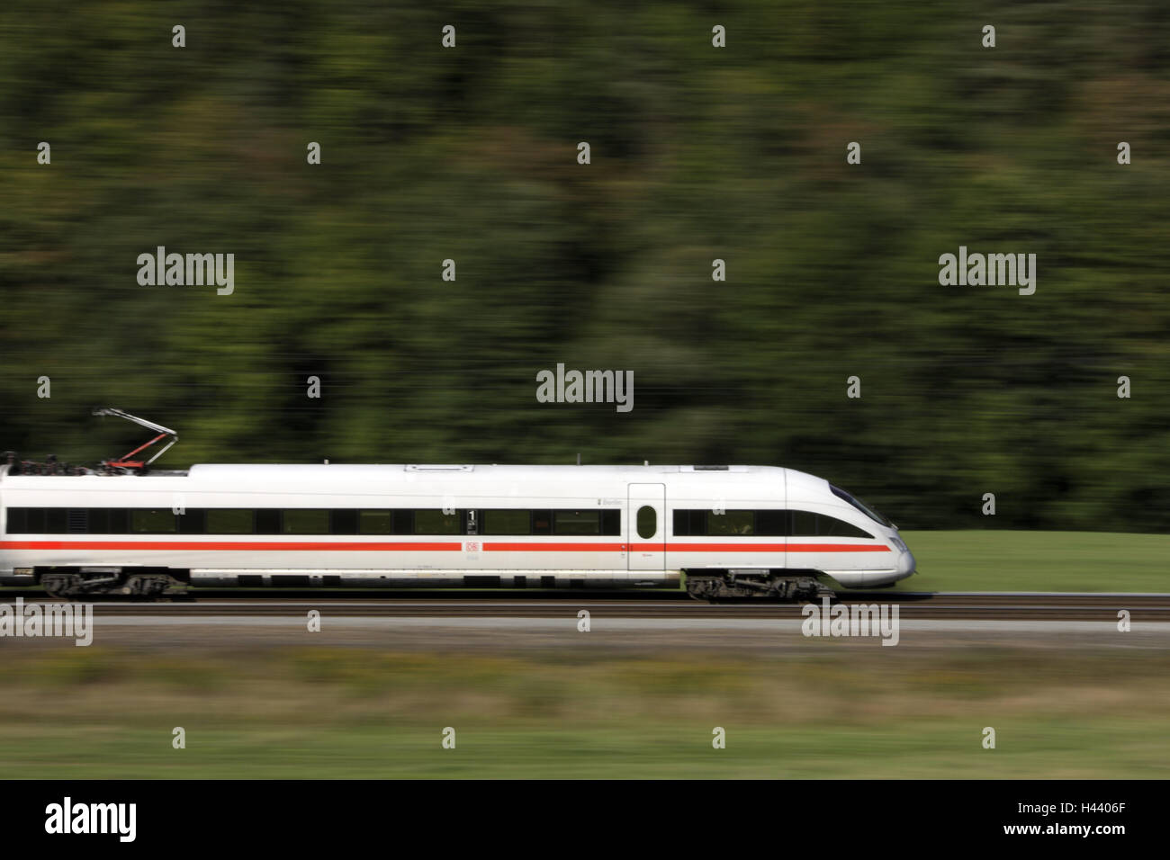 Express, intercity express, verwischen, half, keine Property-Release nur redaktionell INTERCITY EXPRESS T, Zug, Flugbahn, Architektur, Schienenverkehr, Bahnreise, Bahnfahrt, Zugfahrt, Transport, Förderung, Transport von Menschen, Eisenbahn, Verkehr, Schienenverkehr, Reisen, außen, Holz, Schnelligkeit, Geschwindigkeit, Triebwagen, Speisewagen, ziehen Stockfoto