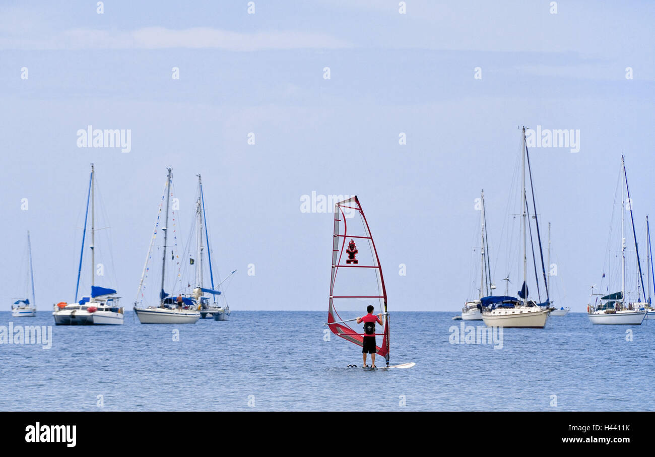 Thailand, Insel Phuket, Segelboote, Windsurfer, Stockfoto