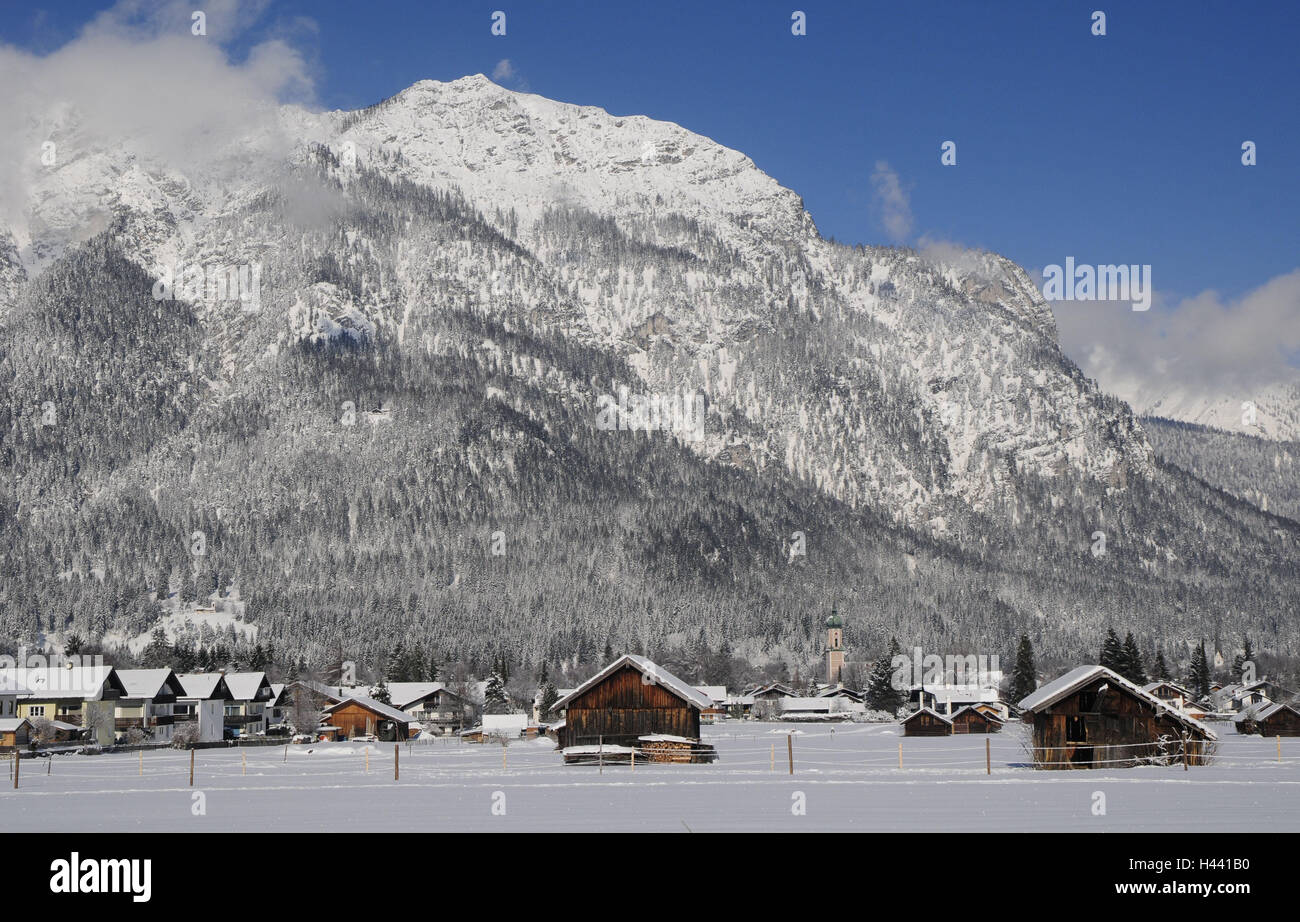 Deutschland, Oberbayern, Garmisch-Partenkirchen, Scheune Wiesen, Kramer, winter, Bayern, Werdenfels, Wiese, Schnee, hölzerne Scheune, Stall, Kirchturm, Berg, Nebelschwaden, Winterlandschaft, winterliche, niemand, Himmel, blau, Stockfoto