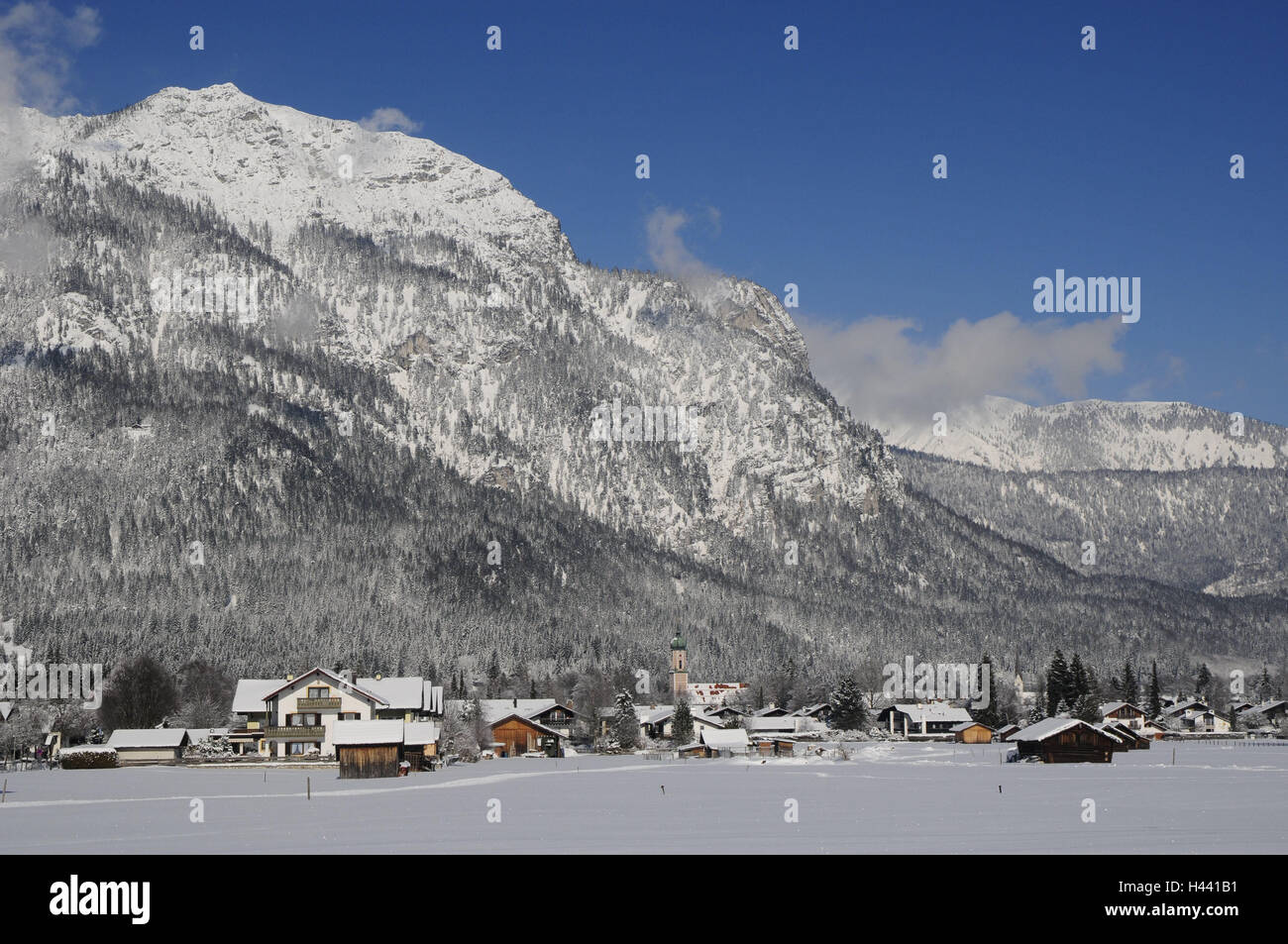 Deutschland, Oberbayern, Garmisch-Partenkirchen, Scheune Wiesen, Kramer, winter, Bayern, Werdenfels, Wiese, Schnee, hölzerne Scheune, Stall, Kirchturm, Berg, Nebelschwaden, Winterlandschaft, winterliche, niemand, Himmel, blau, Stockfoto