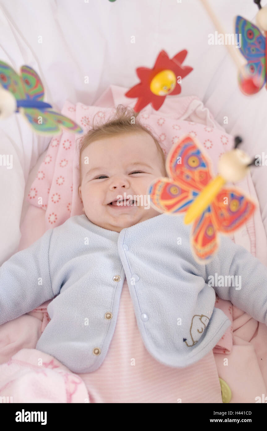 Baby in Wiege, Lokking bei Mobile, lachen, von oben, Stockfoto