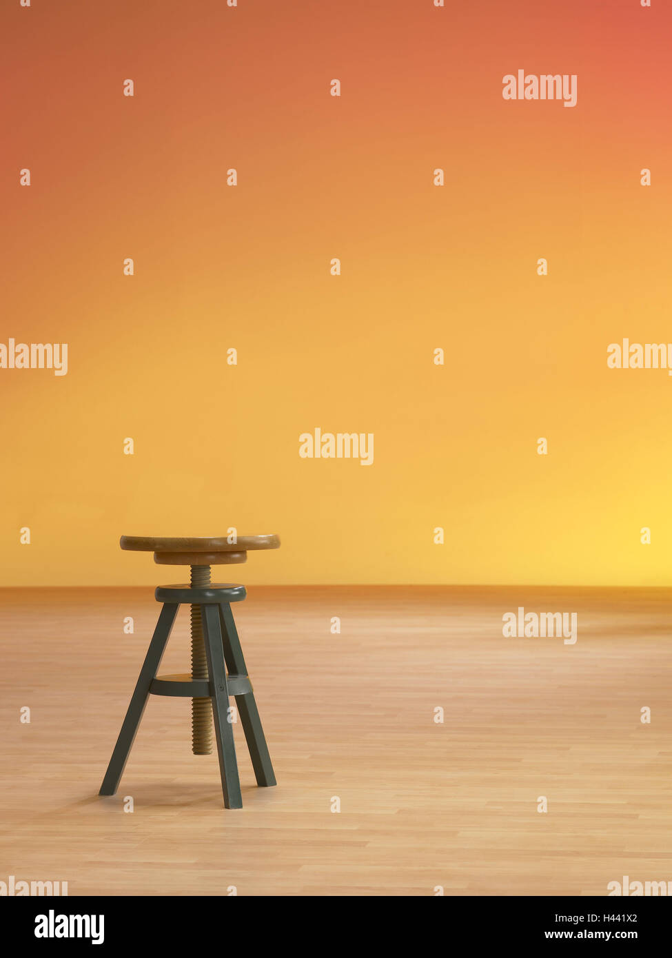 hölzerne drehbaren Stuhl, Holz Drehstuhl, Holz, Hocker, Drehstuhl, Dreh Hocker, Stuhl, Boden, Stände, Holzboden, drehen, Orange-gelb, gelb-Orange, hell, niemand, Stockfoto