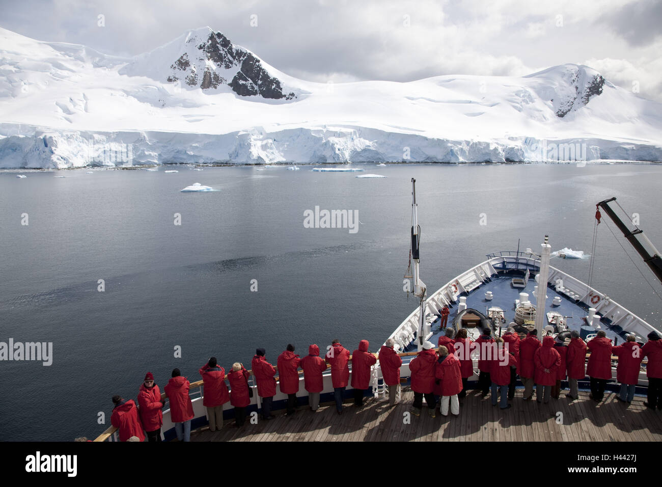 Antarktis, Südpolarmeer, Paradise Bay, Kreuzfahrtschiff Marco Polo, Touristen, Ansicht von hinten, Stockfoto