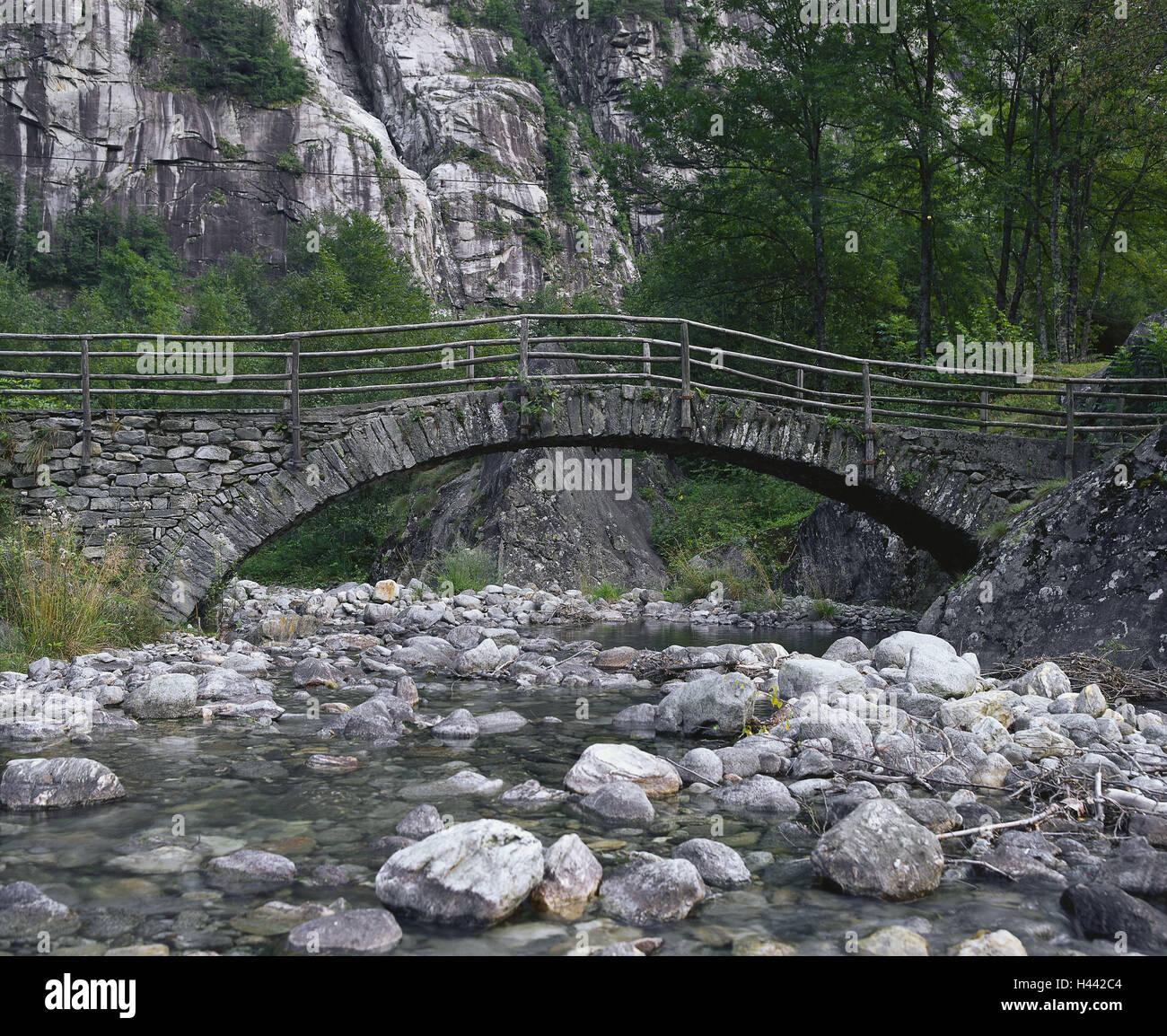 Schweiz, Ticino, Val Bavona, Fluss, Brücke, Europa, Alpzimmern, Bergtal, Steinbrücke, Rock, Felswände, Granit, Granit, Wasser, Berge, Berg Flügel, Steinen, Holz, steil, Berg Holz, menschenleer, draußen, Natur, Architektur, arch Stockfoto