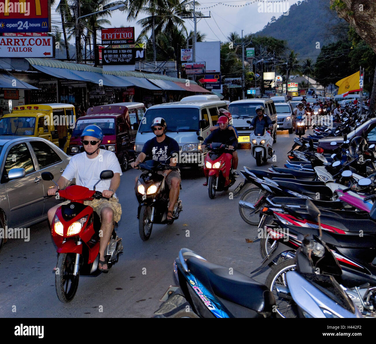 Thailand, Insel Phuket, Patong, Verkehr, Abend, Asien, außen, Fahrzeug, Scrum, Hektik, Motorräder, Quirlig, hektisch, Verkehr, Süd-Ost-Asien, Südthailand, Thai, Verkehr, Autos, Verkehr, Straßenszene, Tourist, Tourismus, Park, Linien, chaotisch, nicht Stockfoto