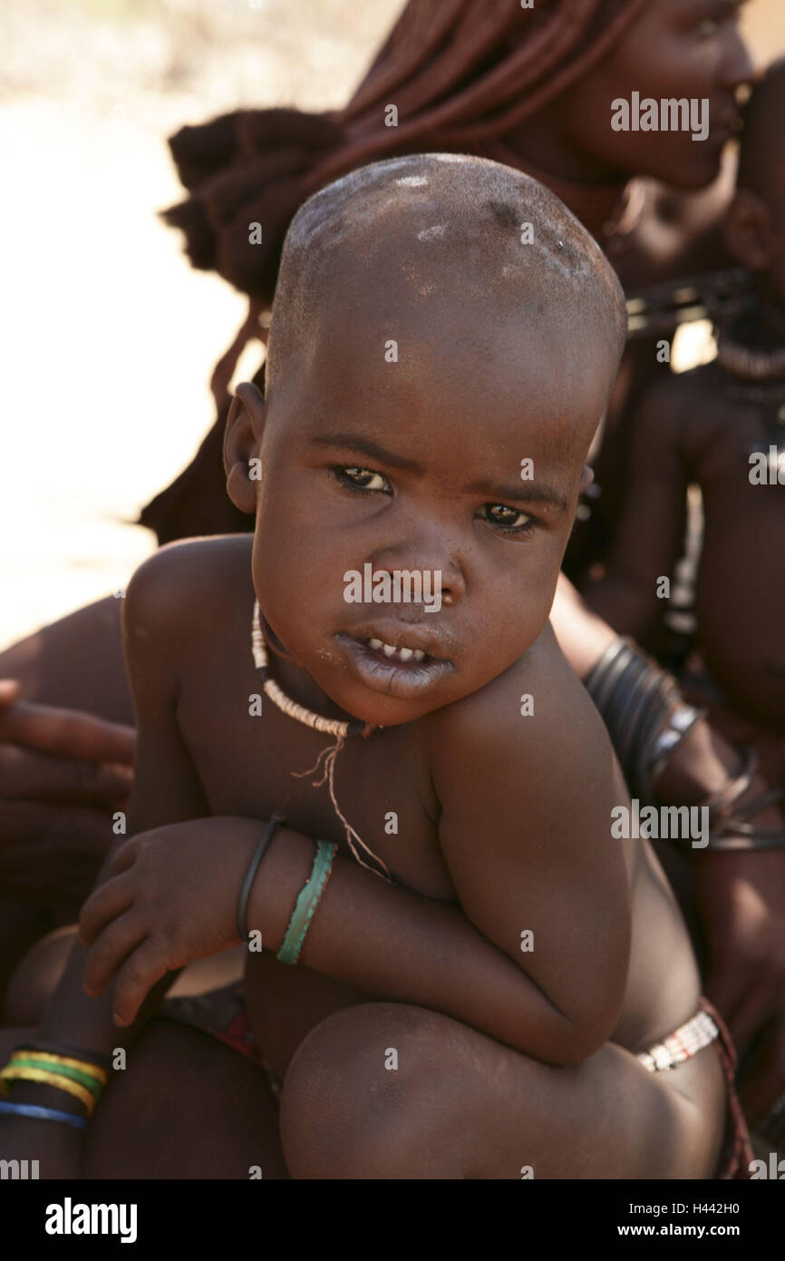 Namibia, Damaraland, Stamm Himba, Kleinkind, squat, Unschärfe, kein Model release, Afrika, Person, einheimischen, Menschen, Kultur, Nomad, alte Bevölkerung, dunkelhäutige, außerhalb, Himbafrau, Kind, Stockfoto