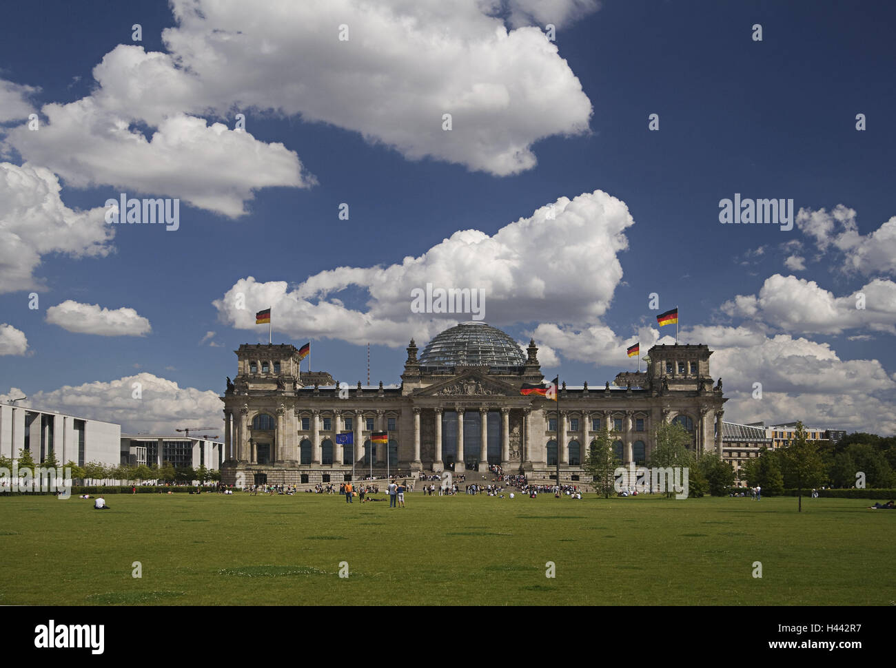 Deutschland, Berlin, Reichstagsgebäude, Wiese, Tourist, keine Property-Release, Europa, Stadt, Hauptstadt, Reichstagsgebäude, Struktur, Architektur, Wahrzeichen, Ort von Interesse, Regierung, Politik, Person, Besichtigungen, Regierung-Viertel, Berlin-Mitte, Hea Stockfoto