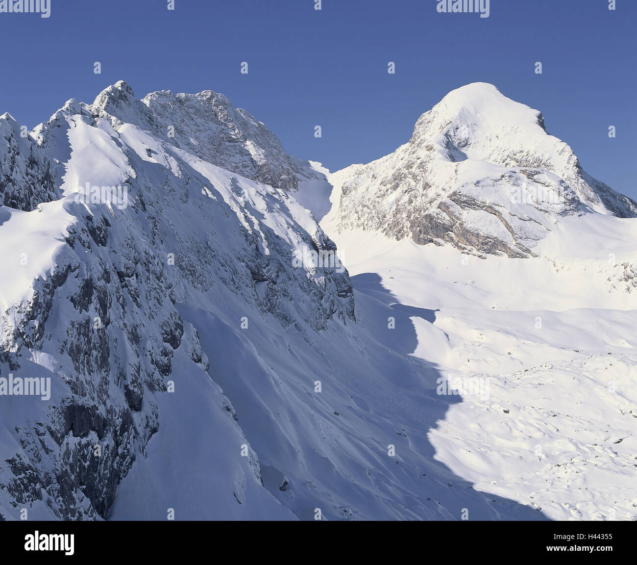 Deutschland, Garmisch-Partenkirchen, Wettersteingebirge, Alpspitze, winter, Süddeutschland, Bayern, Upper Bavaria, Landschaft, Berge, Berge, Berglandschaft, Bergregion, Schnee, Saison, Schnee, Schnee, Himmel, blau, anzeigen, verlassenen, sonnig, sh Stockfoto