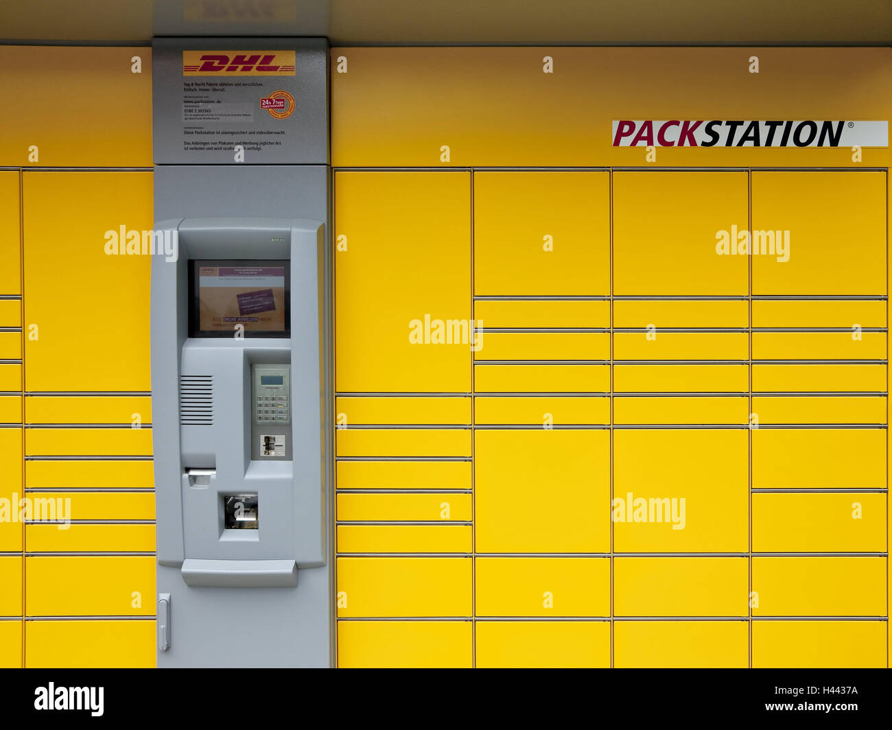 Stack-Station, Detail, keine Property-Release, Maschine, deutsche Post, gelb, Logistik, Paket, Paketdienst, DHL Paket Bahnhof, Post, Postbahnhof, Paket, draußen, menschenleer, Stockfoto