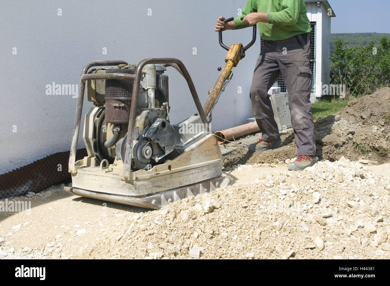 Handwerker, vibrierende Sabotagen, Kies, Splitt, kondensieren, Bau, Mann,  Männer am Arbeitsplatz, Arbeitnehmer, Arbeit, glatte Schuhe draußen  arbeiten Hosen schmutzig, steinig, Steinen, Untergrund, Stempel, durch  Maschine, Baumaschine, Vibration 