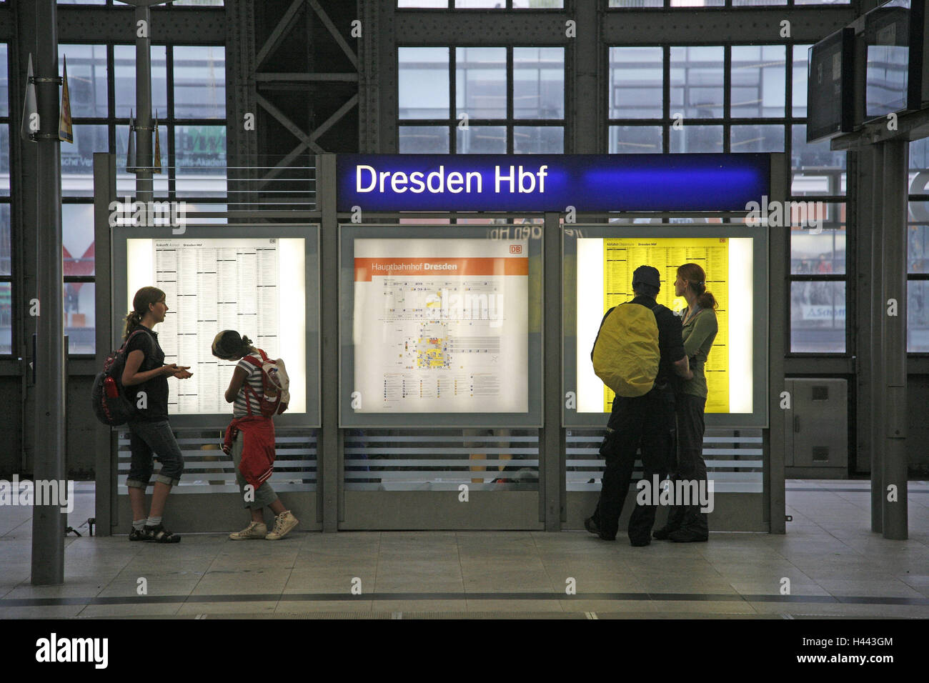 Deutschland, Sachsen, Dresden, Hauptbahnhof, Informationstafeln, Passagiere, Stockfoto