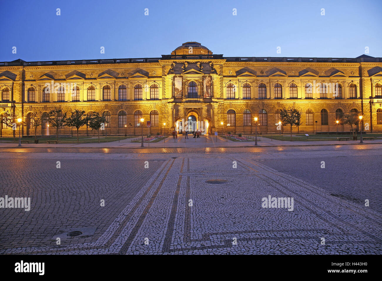 Deutschland, Sachsen, Dresden, Altstadt, Zwinger, Beleuchtung, Abend  Stockfotografie - Alamy