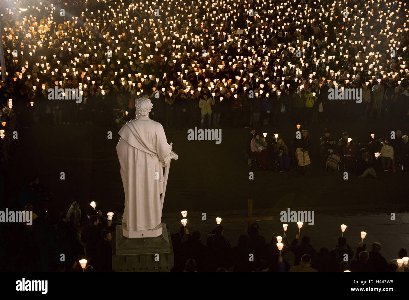 Gläubigen, Gebet, Hingabe, Kerzen, Nacht, Lourdes, Frankreich, Stockfoto
