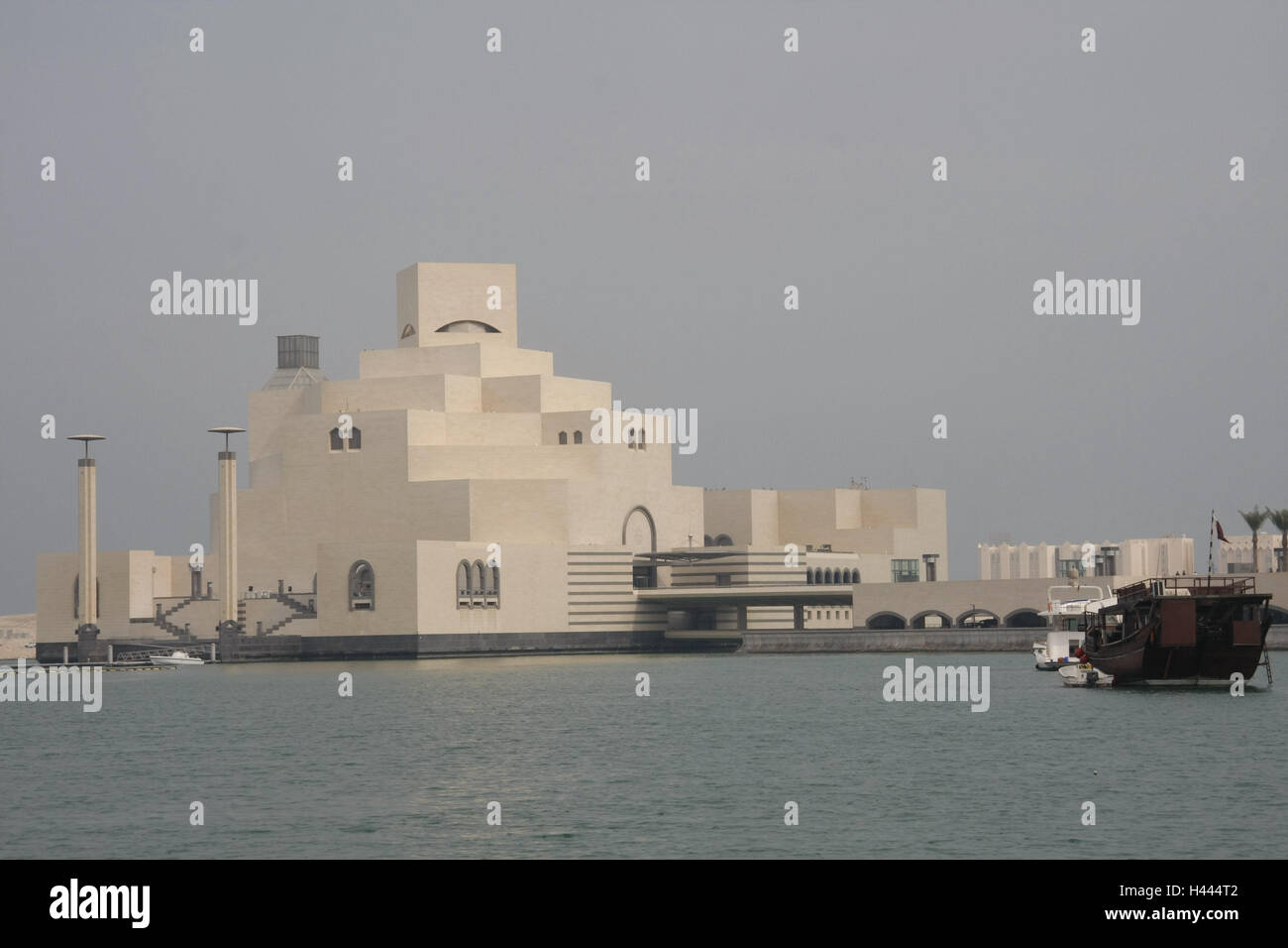 Katar, Doha, Museum islamischer Art, Katar, Gebäude, Architektur, Ort von Interesse, Kultur, Museumsbau, Wasser, verschwommen, Stockfoto