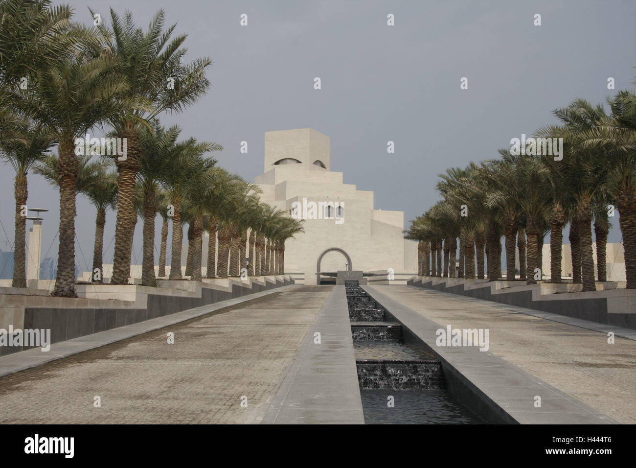 Katar, Doha, Islamic Art Museum, Palmen, Brunnen, Katar, Gebäude, Architektur, Ort von Interesse, Kultur, Museumsbau, Wasser, Avenue, Stockfoto