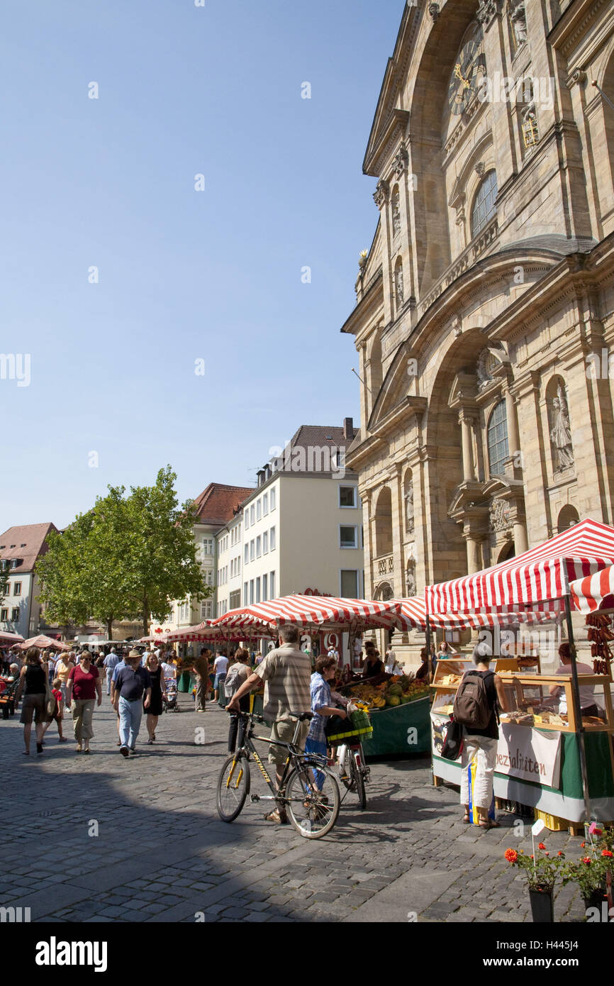 Marktstände vor der Kirche St. Martin, Markt, Wochenmarkt, Bamberg, Franken, Bayern, Deutschland, Stockfoto
