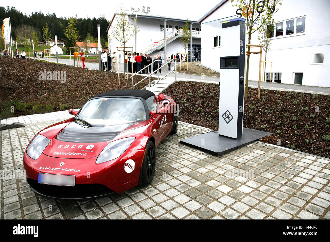 Elektro-Auto, Ladestation, Deutschland, Bayern, Niederbayern, Teisnach, Soleg, Präsentation, Ausstellung, Auto, Fahrzeug, Energie, Energieträger, Solarenergie, alternative, alternative Energie, Solarenergie, solar, Umwelt, umweltfreundlich, Umweltschutz, Ladevorgang, aufladen, Energie, Sportwagen, rot, Kabel, Stecker, Besucher, Menschen, Stockfoto