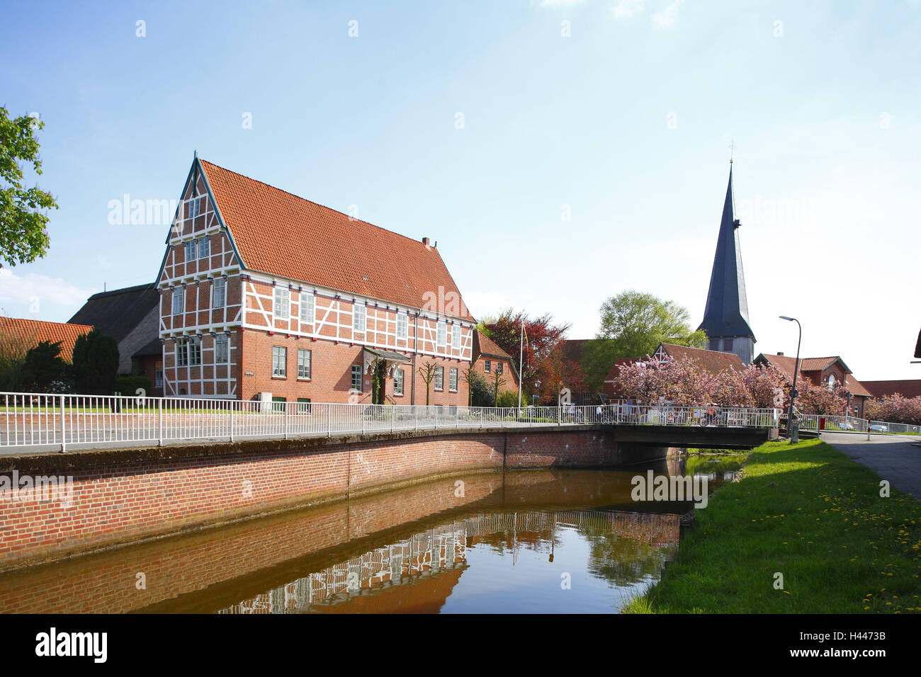 Altes Land, Fachwerkhaus und Kirche in den Kanal in Jork-Borstel, Stockfoto