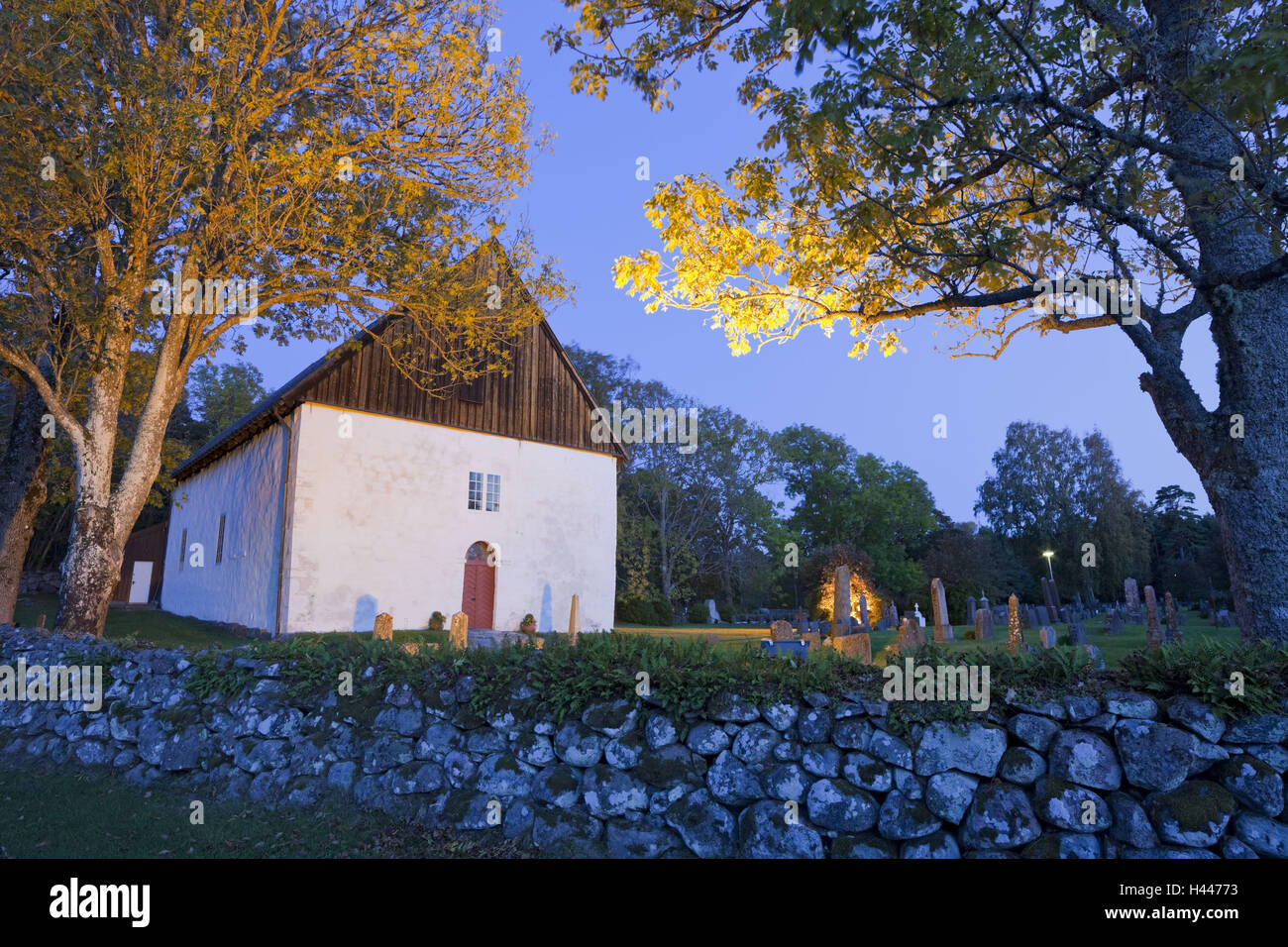 Norwegen, Ostfold, Kirköy, Kirche, Friedhof, Stockfoto