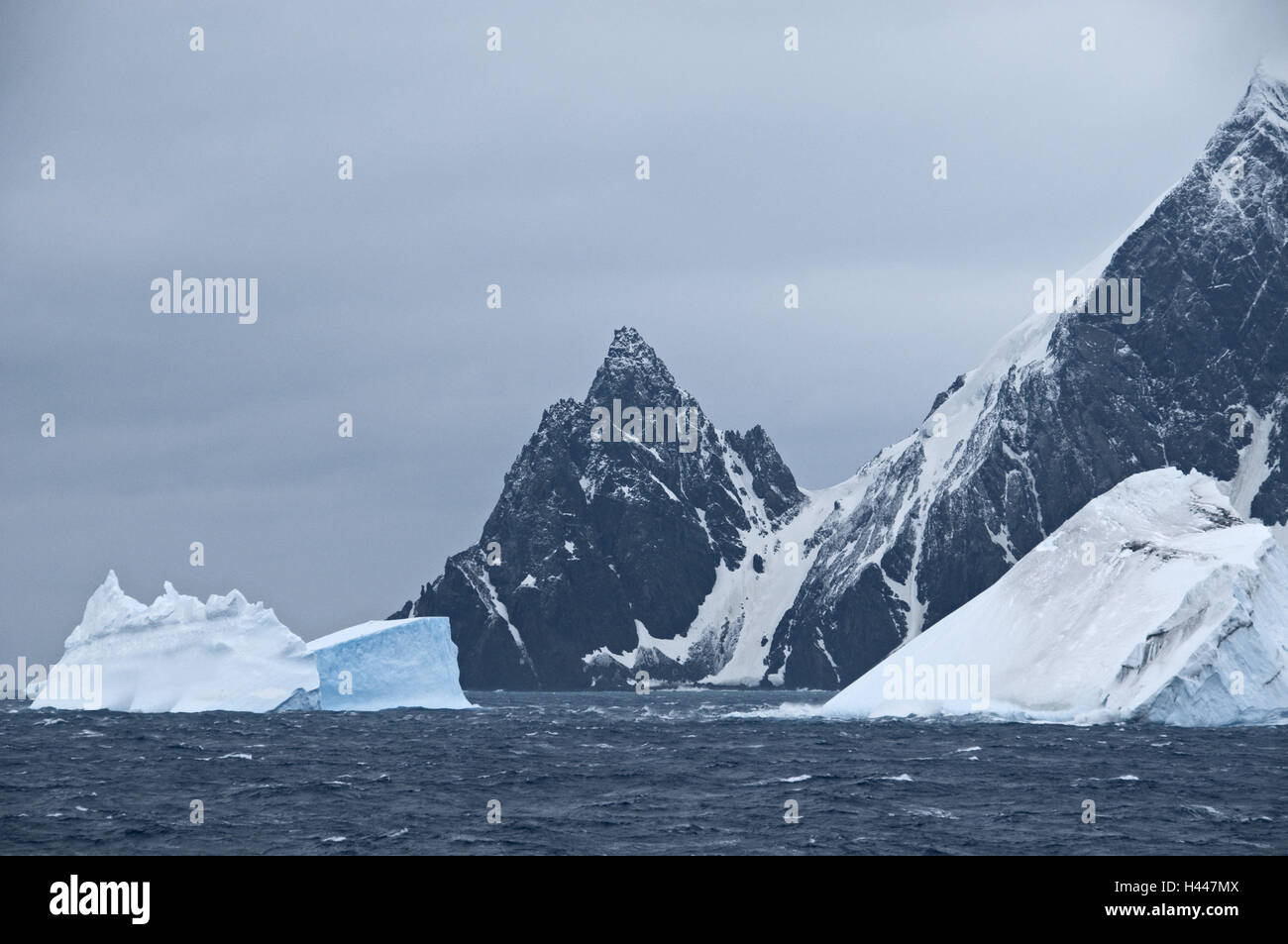 South Shetland, Elephant Island, Cape Valentine, Berge, Felsen, Eisberge, Stockfoto