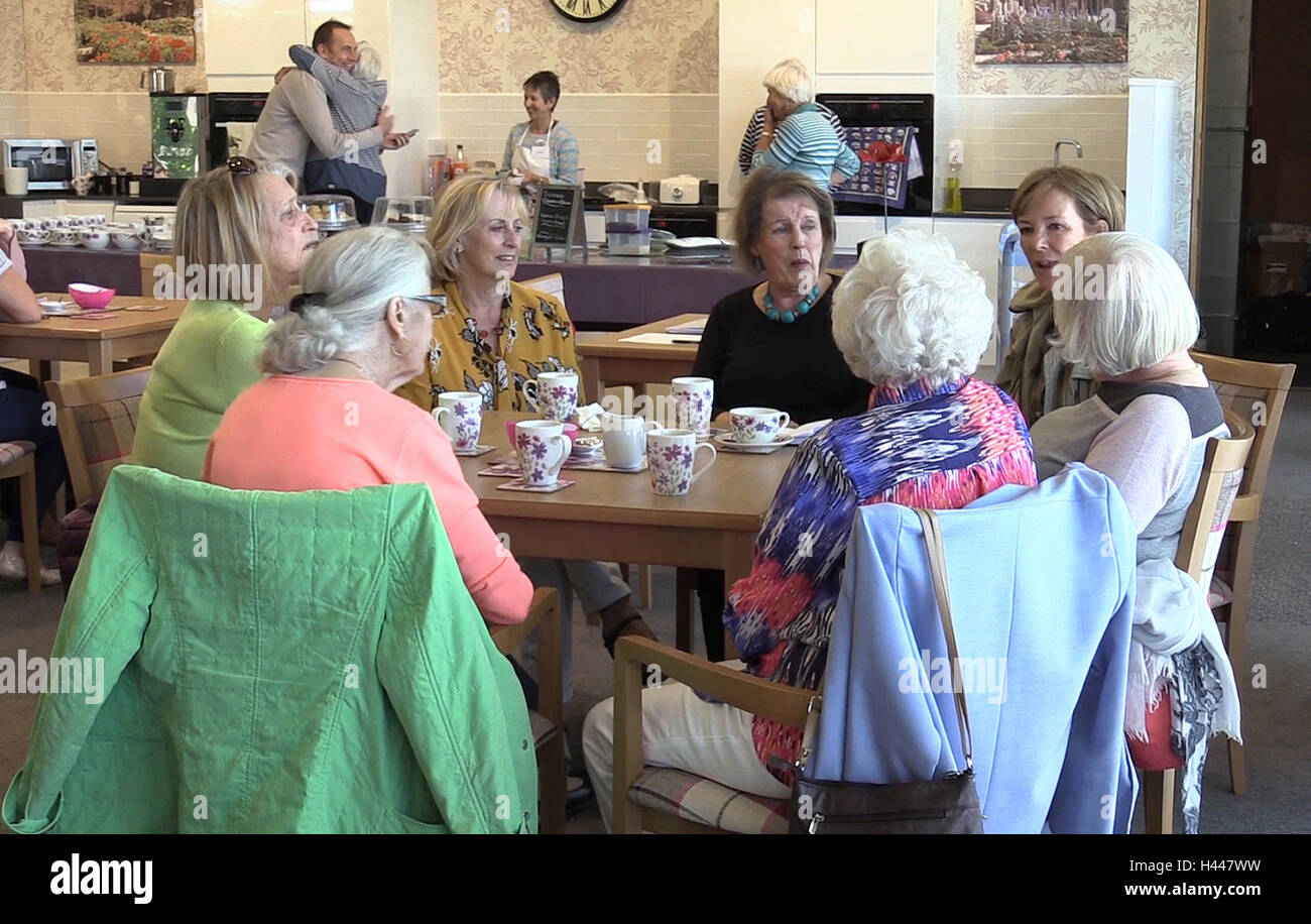 Der Herzogin von Northumberland, ein Café eingerichtet hat, dass Einsamkeit bei älteren Menschen zu bekämpfen, die temporäre Tattoos, Speed-dating, Spiele bieten wird, wendet sich an Frauen im The Alnwick Garden in Northumberland. Stockfoto