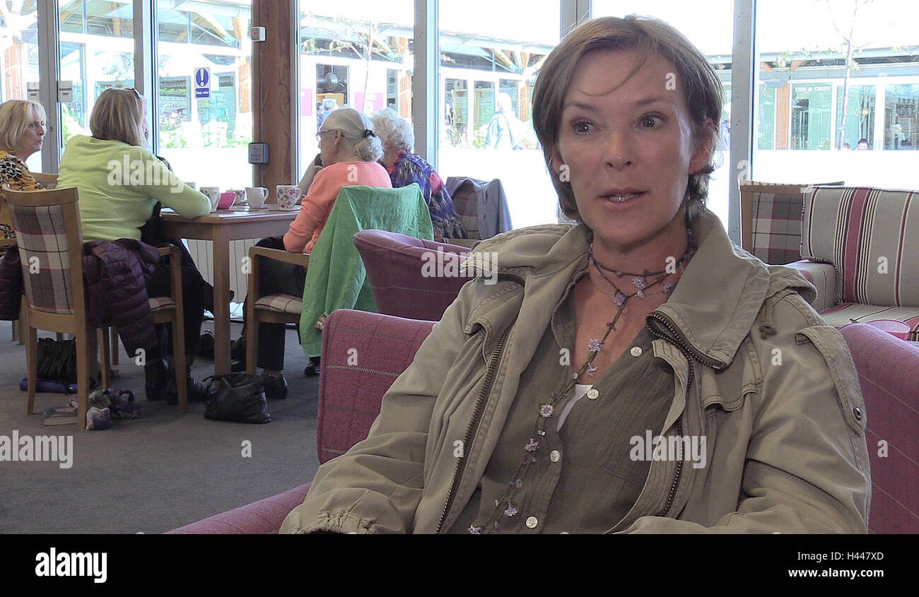 Die Herzogin von Northumberland, wer ein Café, zur Bekämpfung der Einsamkeit bei älteren Menschen bieten temporäre Tattoos eingerichtet hat, speed-dating, Spiele, im The Alnwick Garden in Northumberland. Stockfoto